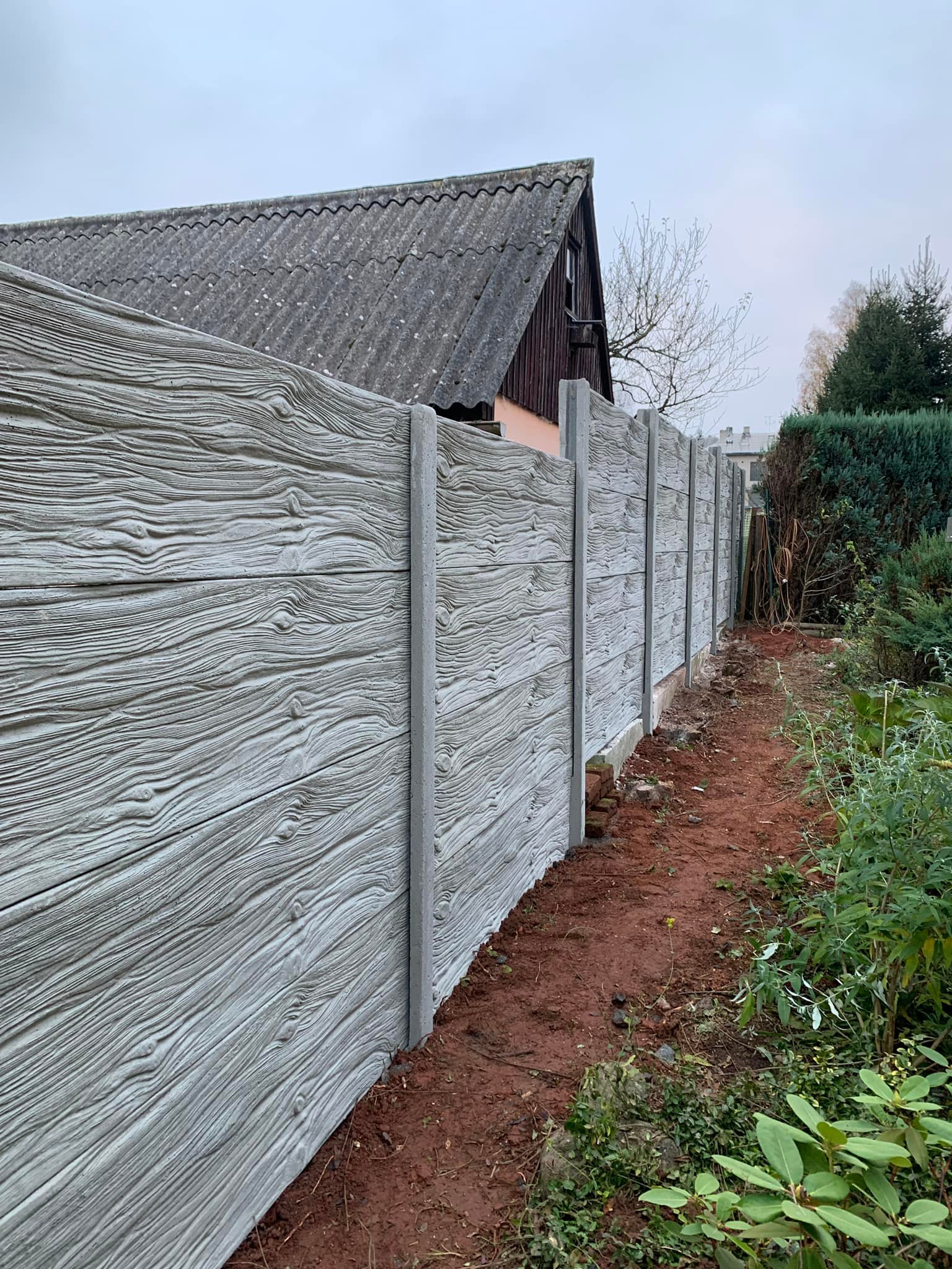 Betonový plot dřevo