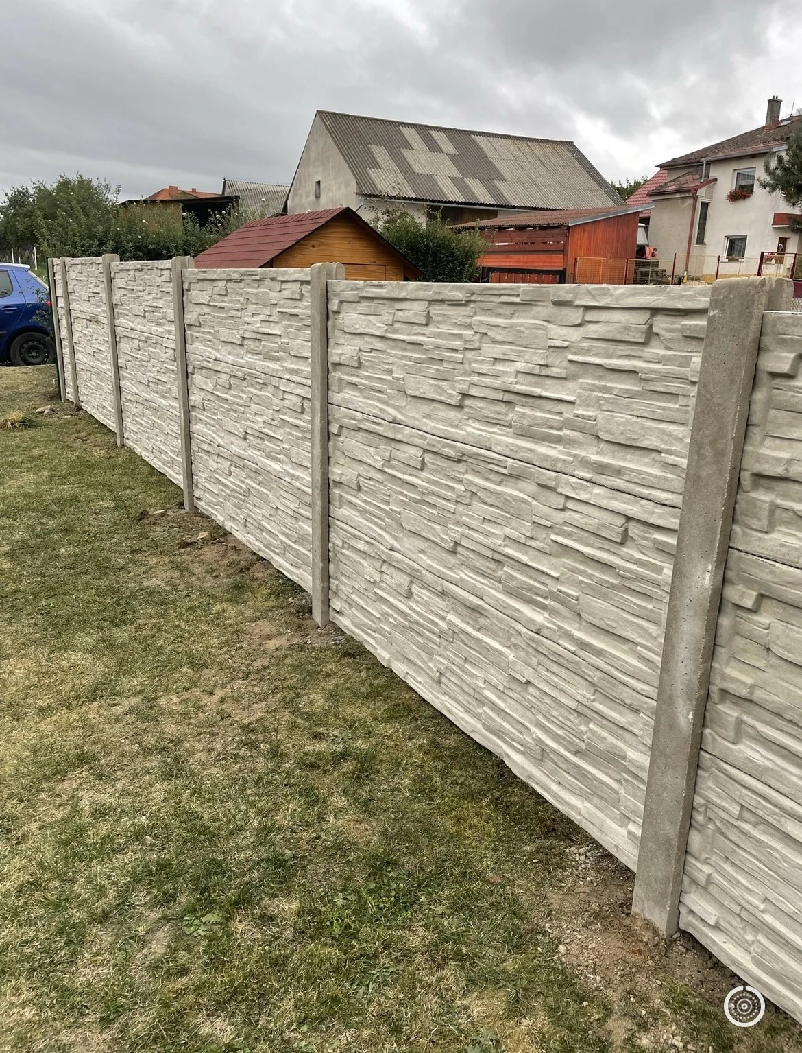 Betonový plot štípaný kámen